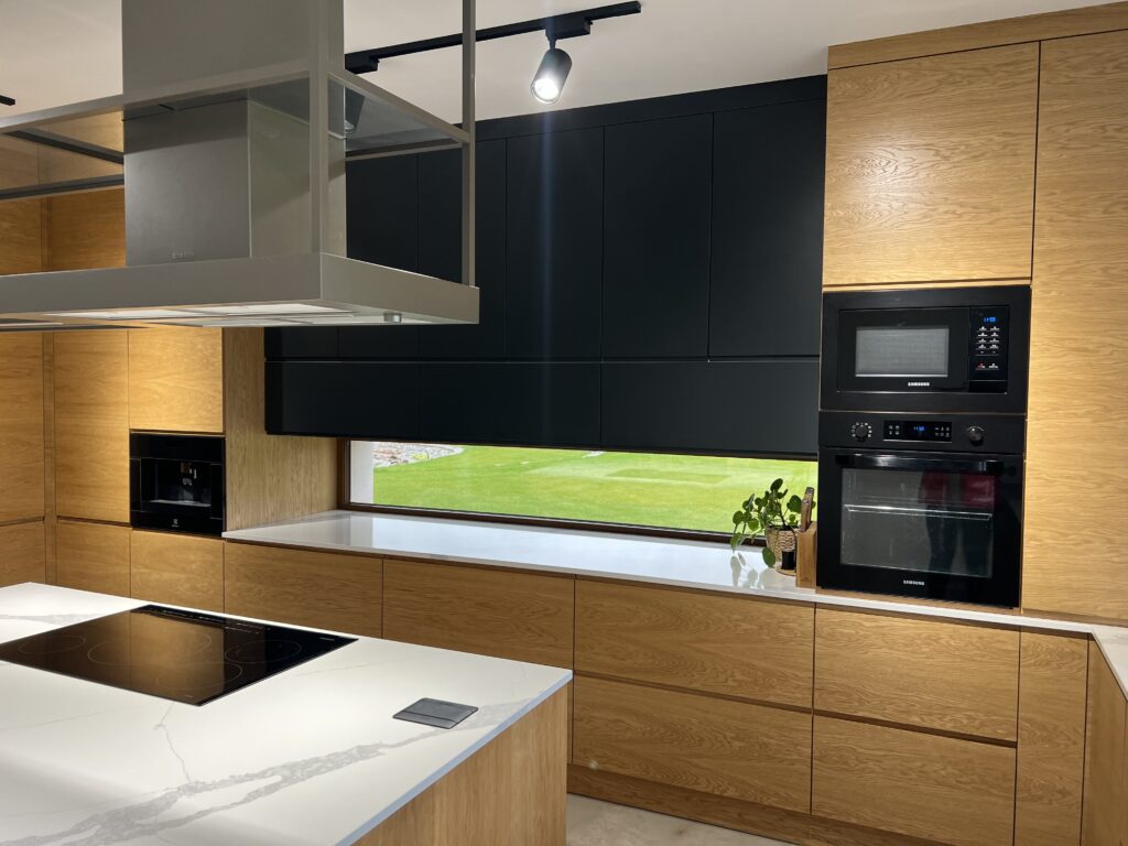 wykonana kuchnia na wymiar - fornir dębowy